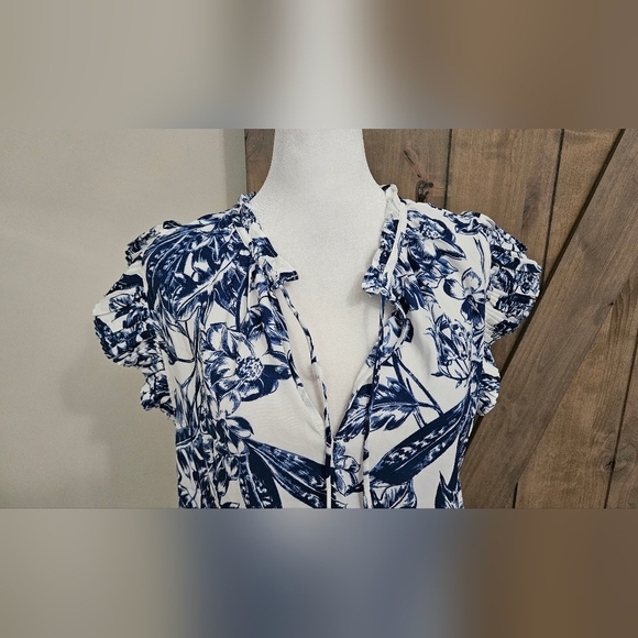 ABERCROMBIE Floral Flutter Sleeve V Neck Tie Front Blouse. Blue/white. S NWT - Picture 7 of 14